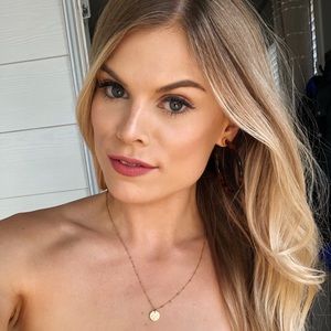 Meet your Posher, Hayley